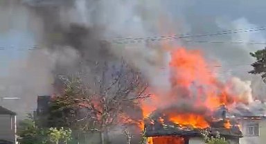 Bolu'da iki ev ve bir depo alev alev yandı