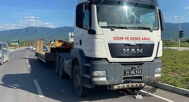 Bolu'da kırmızı ışıkta geçen bisikletli tırın altında kaldı: Genç sürücü ağır yaralı