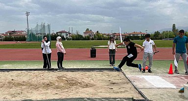Bolu'da minikler atletizm şenliği renkli görüntülere sahne oldu