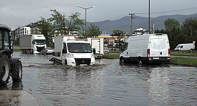 Bolu'da sağanak ve fırtına hayatı felç etti: Yollar göle döndü