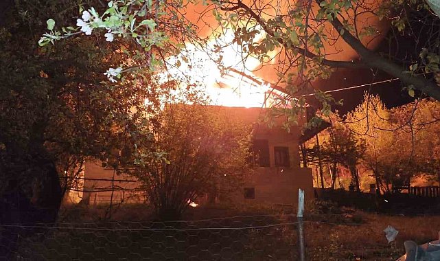 Bolu'da yatsı namazına giden adamın evi alev alev yandı