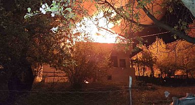 Bolu'da yatsı namazına giden adamın evi alev alev yandı