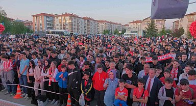 Boluspor-Bandırmaspor maçını yüzlerce taraftar dev ekrandan izledi