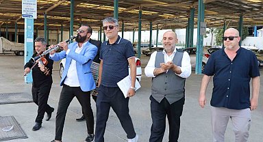 Böyle tepki görülmedi, mahkeme kararını davul zurnayla belediyeye teslim etti