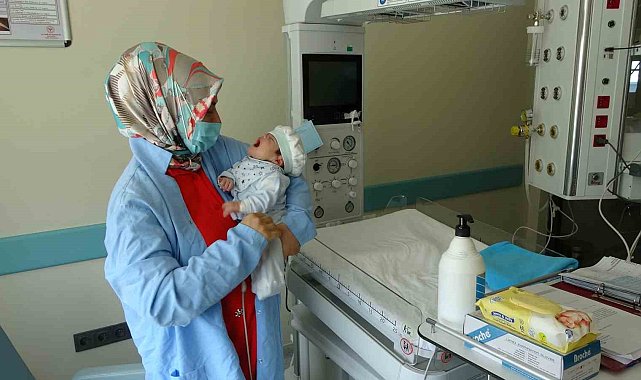 Boynunda dev tümörle doğan bebek hayata tutundu