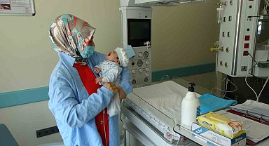 Boynunda dev tümörle doğan bebek hayata tutundu