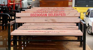 Bozdoğan Belediyesi bankları ve durakları kendi imkanlarıyla üretiyor