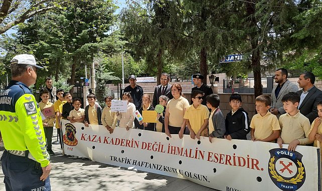 Bozkır'da ilkokul öğrencilerine trafik eğitimi
