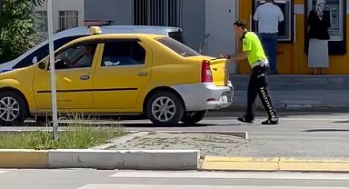 Bozulan aracın yardımına polis ekibi yetişti