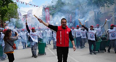 Burdur'da 1 Mayıs Emek ve Dayanışma Günü yürüyüş ve halaylarla kutlandı