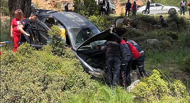 Burdur'da kamyonet ile otomobil çarpıştı: 3 yaralı
