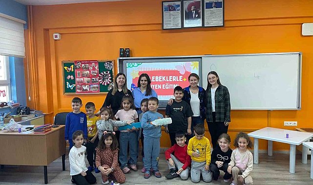 Burhaniye'de dev diş fırçası miniklerle buluştu