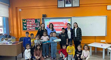 Burhaniye'de dev diş fırçası miniklerle buluştu