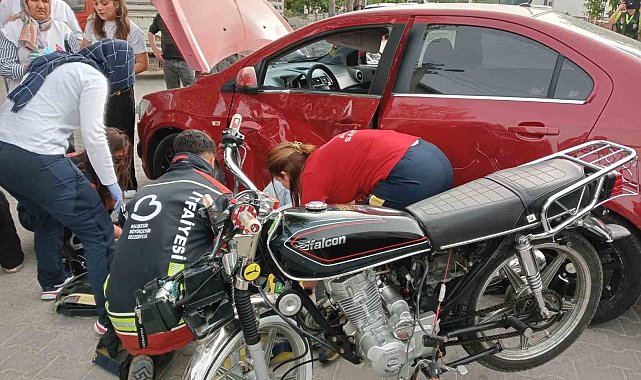 Burhaniye'de motosiklet otomobile çarptı