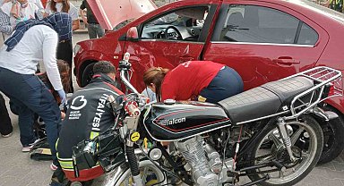 Burhaniye'de motosiklet otomobile çarptı