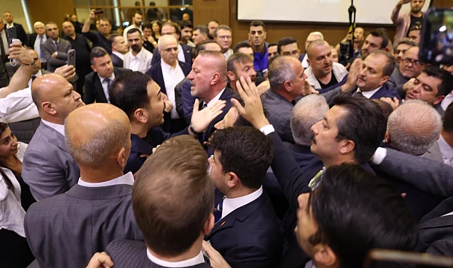 Bursa Büyükşehir Meclisi'nde gerginlik! Başkan Bozbey'den saldırıya kınama!