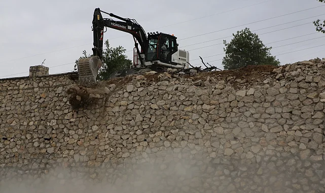 Bursa Nilüfer Dağyenice'de kaçak duvar yıkıldı