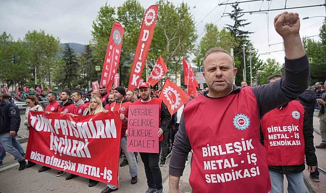 Bursa'da 1 Mayıs'ı işçiler halaylarla kutladı