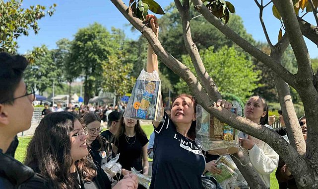 Bursa'da ağaçlar 'kitap' açtı