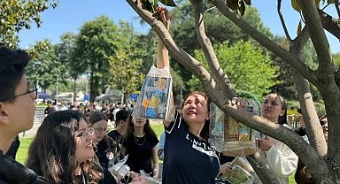 Bursa'da ağaçlar 'kitap' açtı