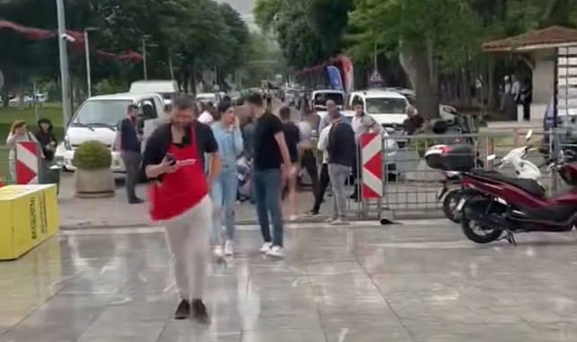 Bursa'da fırtına reklam panosunu uçurdu: Bir kişi yaralandı