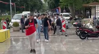 Bursa'da fırtına reklam panosunu uçurdu: Bir kişi yaralandı