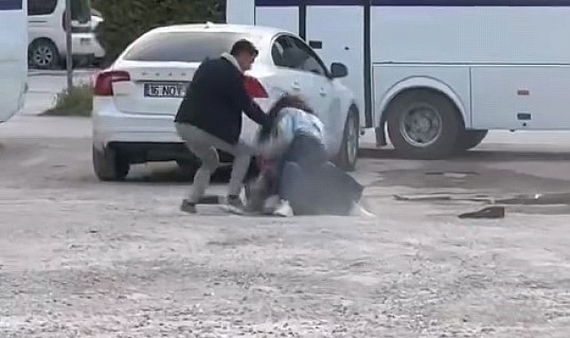 Bursa'da iki genç kızın kavgası kamerada