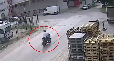 Bursa'da iki motosikletinin karıştığı kaza kamerada: 2 yaralı