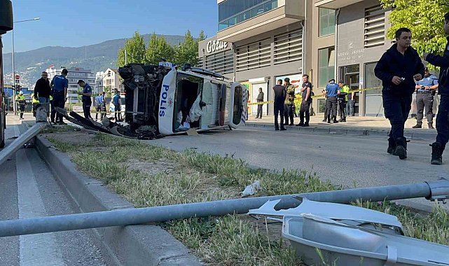 Bursa'da kadına şiddet ihbarından dönen polis aracı takla attı: 2'si polis 4 yaralı
