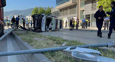 Bursa'da kadına şiddet ihbarından dönen polis aracı takla attı: 2'si polis 4 yaralı