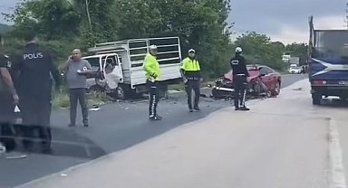 Bursa'da kamyonet ile otomobil çarpıştı: 2 yaralı