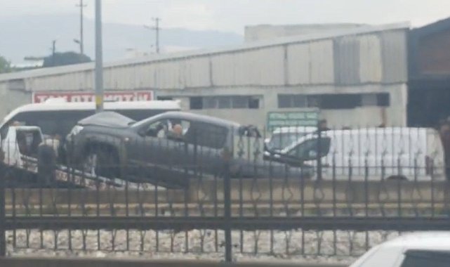 Bursa'da kontrolden çıkan araç durağa daldı