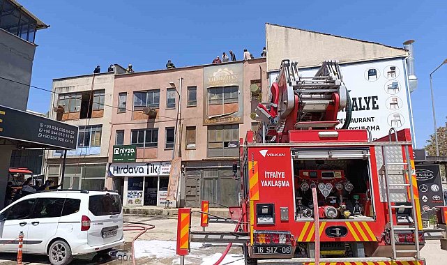 Bursa'da mobilya imalathanesinde yangın