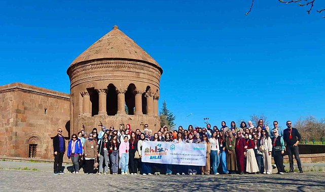 Bursa'dan gelen kız öğrenciler Ahlat'ın tarihi mekanlarını gezdi