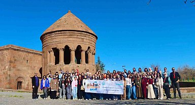 Bursa'dan gelen kız öğrenciler Ahlat'ın tarihi mekanlarını gezdi