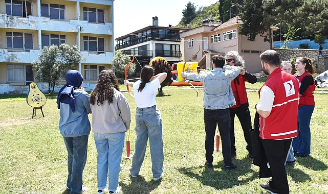 Bursa'da gençler bayram sevincini Kızılay Kampı'nda yaşadı