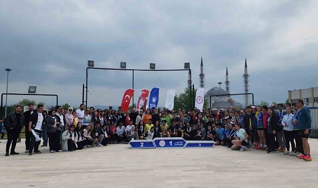 BUÜ'de "Aileler Yarışıyor" temalı oryantiring bayrak yarışı