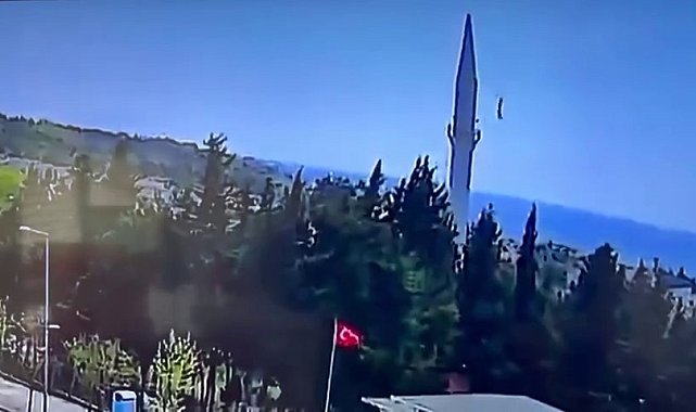 Büyükçekmece'de depremin ardından caminin aleminin düştüğü anlar kamerada