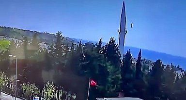 Büyükçekmece'de depremin ardından caminin aleminin düştüğü anlar kamerada