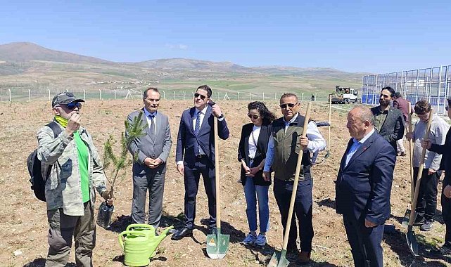 Büyükşehir, Pınarbaşı'daki eğitim yuvasına 2 bin 500 fidan dikti