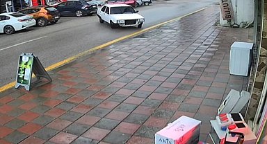 Caddede 'drift' atmaya çalışan sürücünün tehlikeli hareketleri kameraya yansıdı