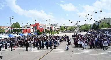 ÇAKÜ'de öğrencilerin mezuniyet sevinci