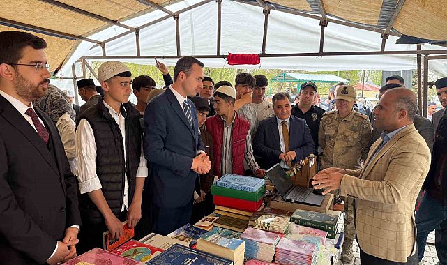 Çaldıran'da "Kitap Fuarı" açıldı