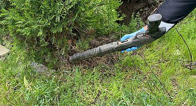 Çalılar budanınca ortaya çıkan pompalı tüfeği polis muhafaza altına aldı