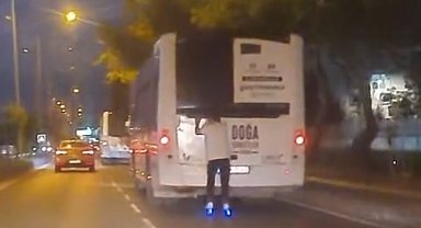 Can güvenliğini hiçe saydı, patenle otobüsün arakasına tutunarak yolculuk yaptı
