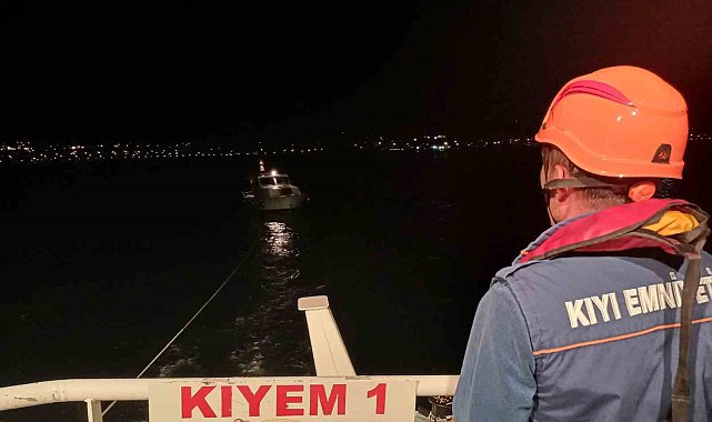 Çanakkale Boğazı'nda içinde 5 kişinin bulunduğu tekne kurtarıldı
