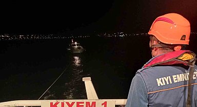 Çanakkale Boğazı'nda içinde 5 kişinin bulunduğu tekne kurtarıldı