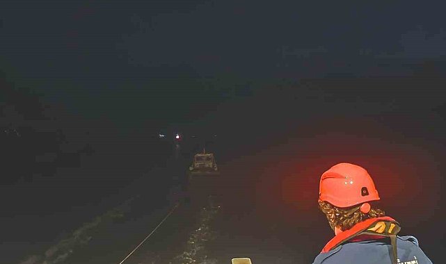 Çanakkale Boğazı'nda makine arızası yapan tekne yedeklenerek çekildi