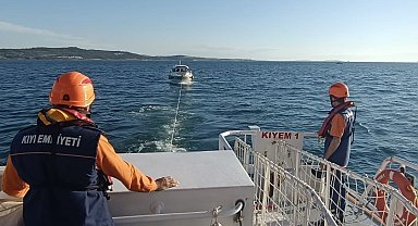 Çanakkale Boğazı'nda makine arızası yaparak sürüklenen tekne kurtarıldı
