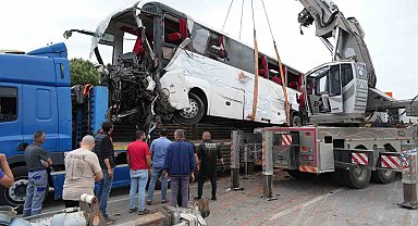 Çanakkale'de 8 kişinin öldüğü kazada enkaza dönen otobüs vinç yardımıyla olay yerinden kaldırıldı